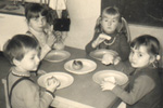 Sepiafarbenes schwarz/weiss-Foto von vier Kindergarten-Kindern