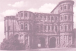 Violett eingefärbtes schwarz/weiss-Foto von der Porta Nigra in Trier